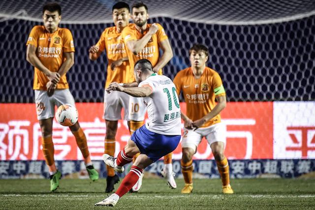 AC米兰大胜4-0：年轻锋霸西塞三球闪耀全场